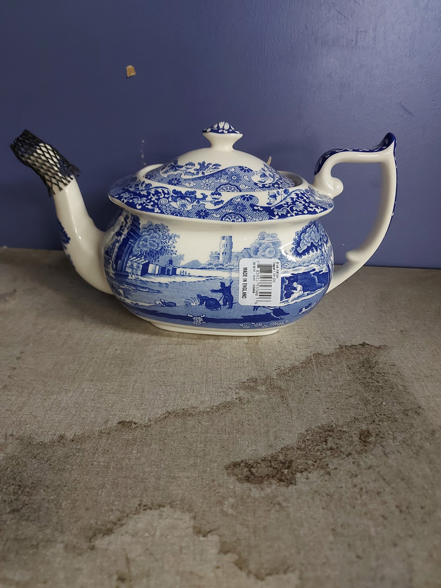 Een blauw-wit aardewerken theepot op komfoor, versierd met Delfts decor Een blauw-wit aardewerken theepot op komfoor, versierd met Delfts decor